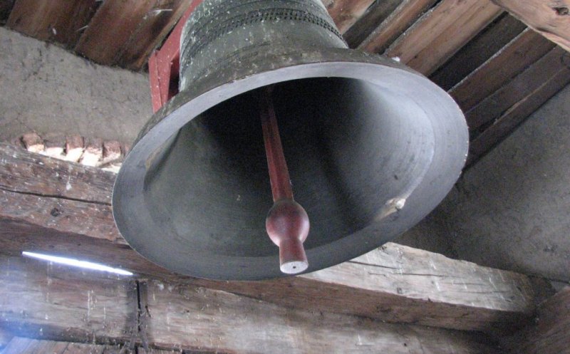 Bărbat în comă, după ce l-a lovit clopotul în cap la slujba de Înviere / DOSAR PENAL pentru vătămare corporală din culpă