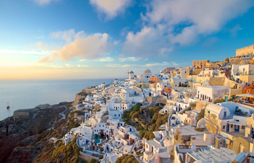 Lovitură pentru turiștii din Grecia! Ce NU mai ai voie să faci în vacanță. Amenzile sunt uriașe