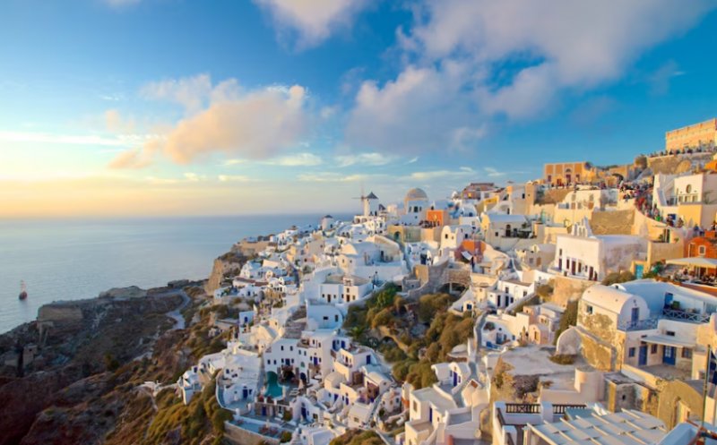 Lovitură pentru turiștii din Grecia! Ce NU mai ai voie să faci în vacanță. Amenzile sunt uriașe