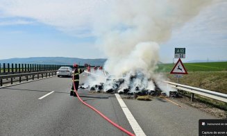 Camion încărcat cu zeci de baloți de lucernă, cuprins de flăcări pe autostrada A10 Sebeș-Turda