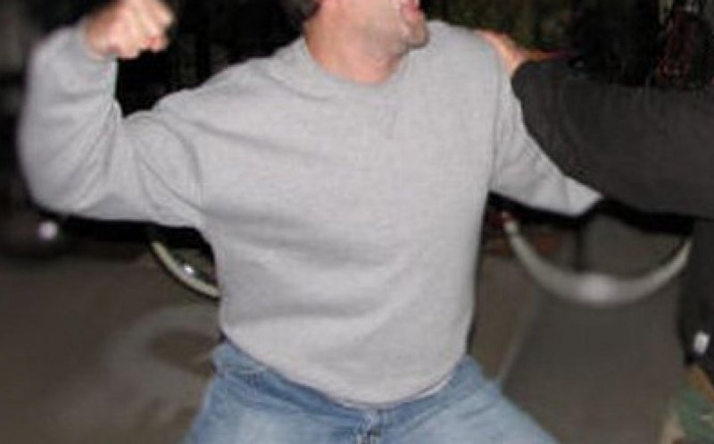 Scandal într-o localitate din Cluj. Mai mulți agenți de pază, anchetați după ce ar fi bătut cu bestialitate un bărbat