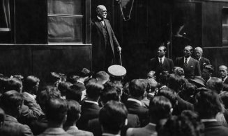 Mulțime pe peronul Gării din Cluj, în așteptarea ministrului de externe francez Jean Louis Barthou