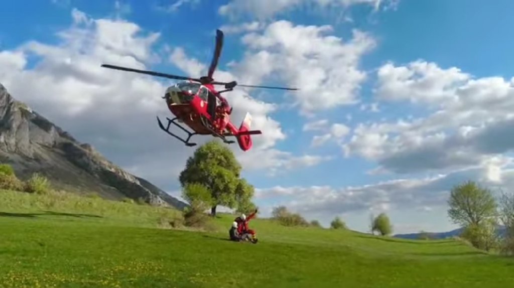 Incident grav: un bărbat din Florești s-a prăbușit cu deltaplanul după ce s-a agățat de un copac. SMURD-ul a intervenit