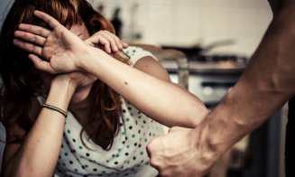 Legea femicidului, promulgată de președintele Nicușor Dan. Măsuri mai dure pentru prevenirea şi combaterea violenţei împotriva femeilor