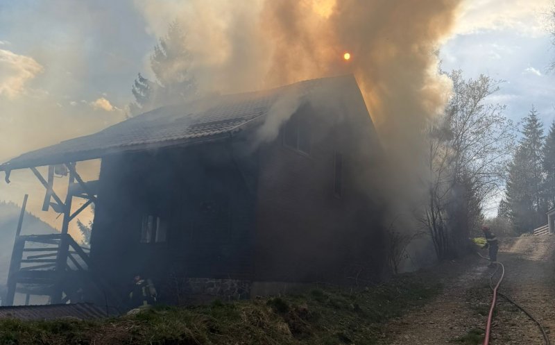 INCENDIU violent la o cabană din zona de munte a Clujului / De la ce a pornit focul