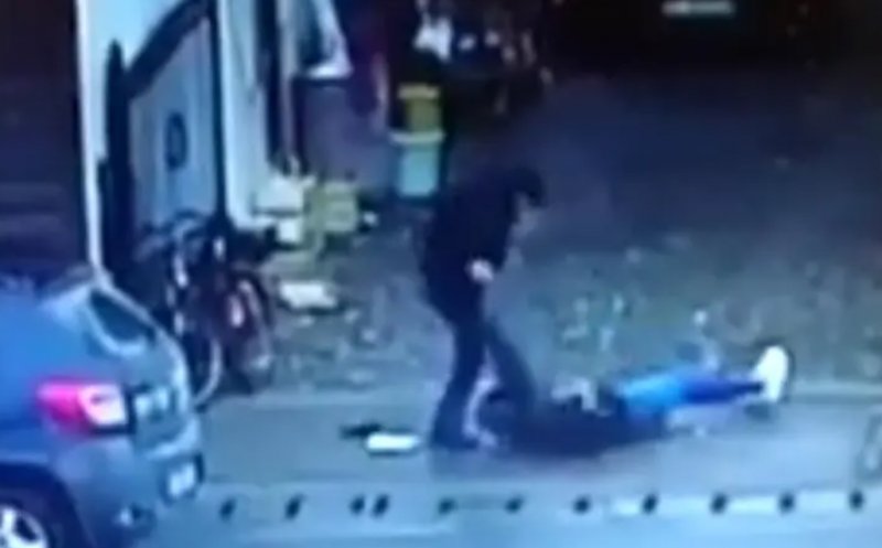 Caz șocant în Gherla. O tânără de 22 de ani a fost lovită, mușcată și tâlhărită de un bărbat în plină zi