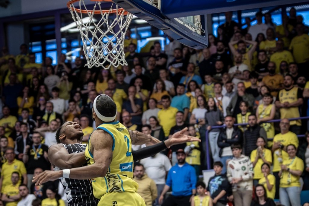 Misiune îndeplinită. U-BT s-a chinuit din nou cu CSU Sibiu, dar conduce cu 2-0 la general