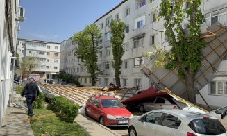 A MURIT după ce a fost surprins de un acoperiș smuls de vânt