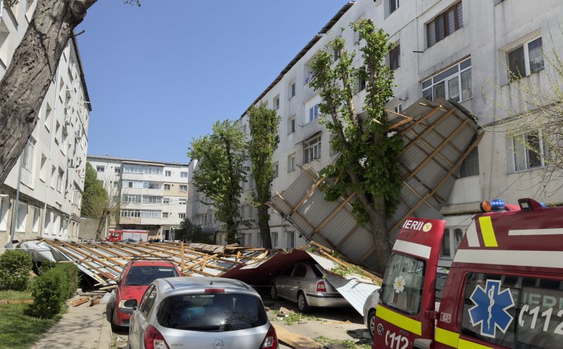 A MURIT după ce a fost surprins de un acoperiș smuls de vânt