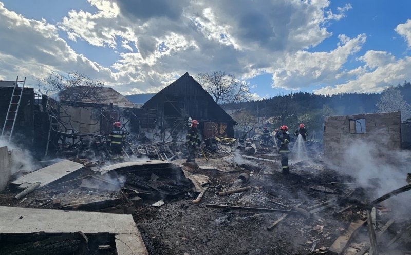 INCENDIU DEVASTATOR în Soveja: 32 de gospodării distruse de foc și 300 de oameni EVACUAȚI / Intervenție uriașă cu peste 400 de pompieri, jandarmi și polițiști