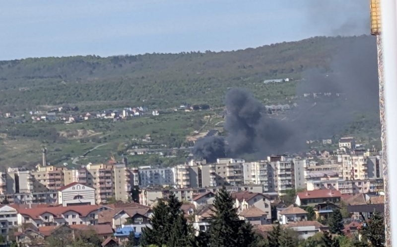 INCENDIU de proporții pe Muncii. Arde o hală/ Pompierii și SMURD-ul, la fața locului