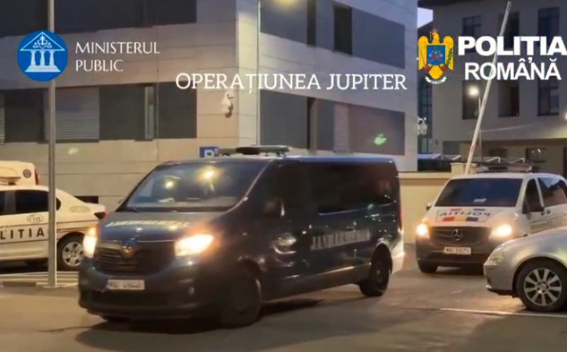 Percheziții fulger la Cluj: haine, parfumuri și încălțăminte contrafăcute de 127.000 de lei, ridicate de polițiști/ 5 bărbați și un minor, duși la audieri