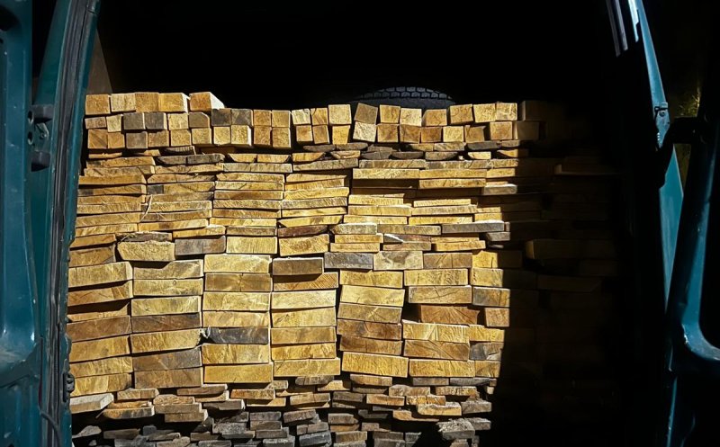 Ghinion pentru un bunic! L-au tras pe dreapta-n miez de noapte și l-au găsit cu lemne „în plus” în dubă