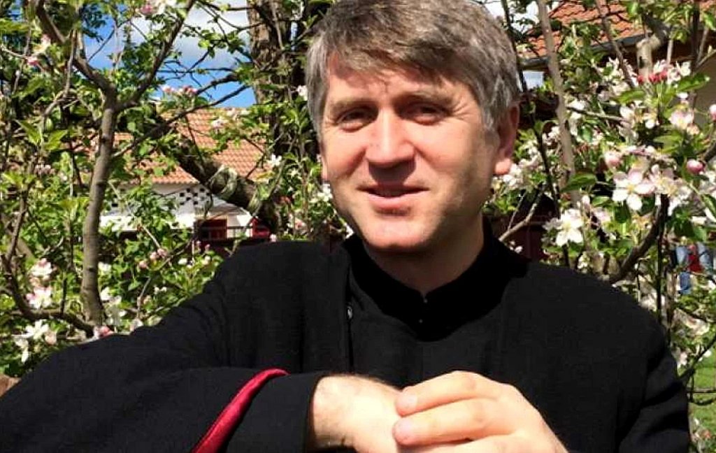 Fostul preot evazionist acuzat de pedofilie, Cristian Pomohaci, avertisment al Bisericii Ortodoxe: 'Continuă să poarte ilegal uniforma preoțească inducând în eroare multă lume'