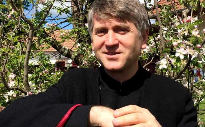 Fostul preot evazionist acuzat de pedofilie, Cristian Pomohaci, avertisment al Bisericii Ortodoxe: 'Continuă să poarte ilegal uniforma preoțească inducând în eroare multă lume'