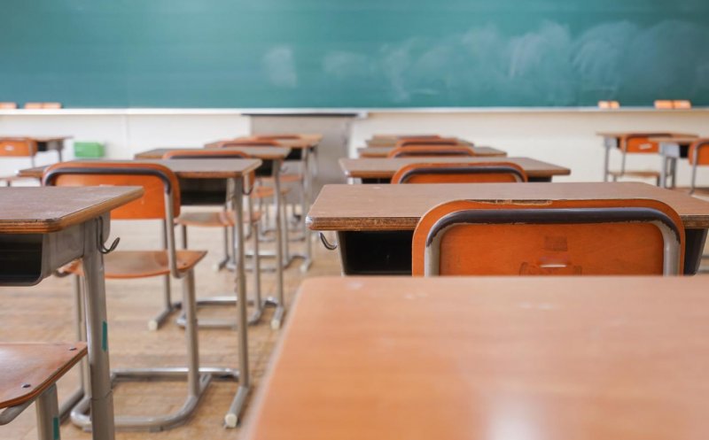 Vești pentru profesori! Guvernul aprobă primele de carieră didactică chiar înainte de votul pe moțiune