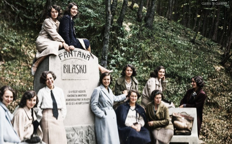 Grup de fete pozând la ,,Fântâna Bilașku" din Pădurea Făget, Cluj, anii 1930.