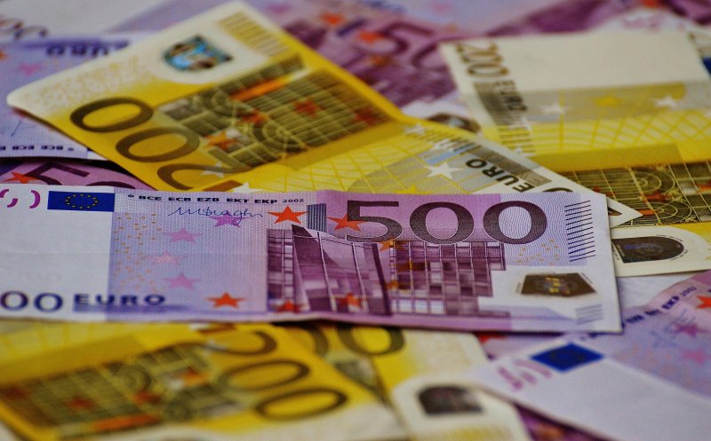Tensiuni și pe piața valutară: Cursul leu-euro în ziua dezbaterii moțiunii de cenzură împotriva Guvernului Bolojan