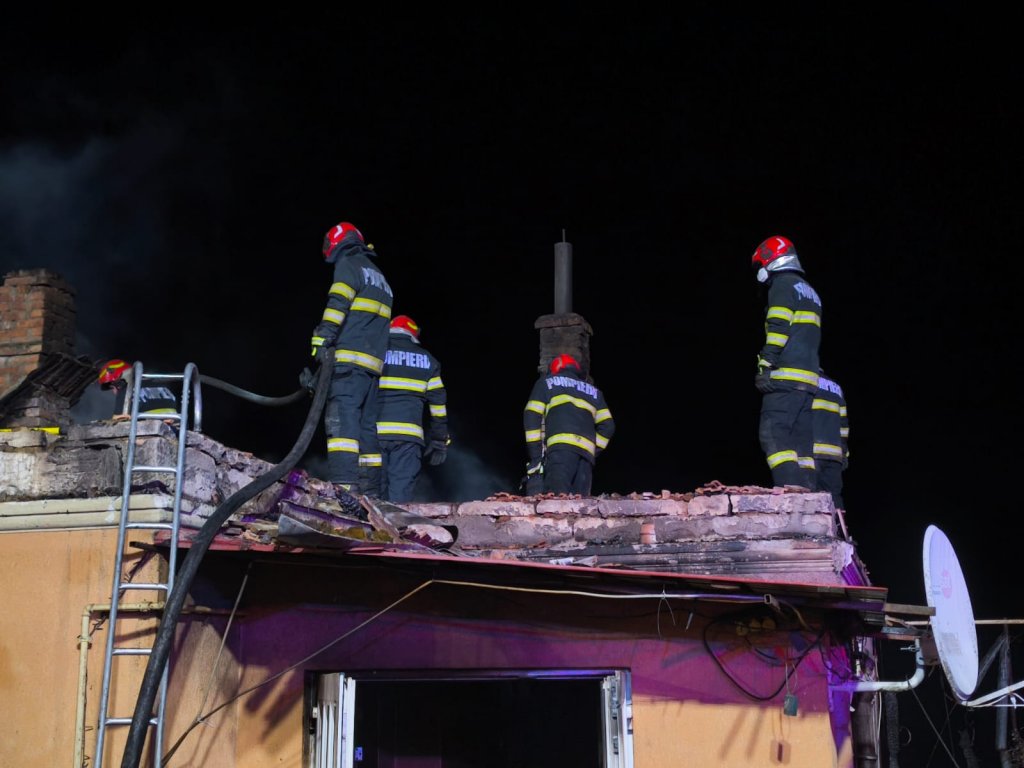 INCENDIU uriaș în Chinteni noaptea trecută / Au intervenit și paramedicii SMURD / De la ce a pornit focul