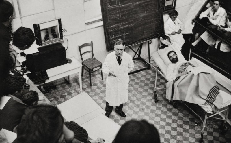 Profesorul doctor Iuliu Hațieganu susținând o lecție în amfiteatru pentru studenții clujeni