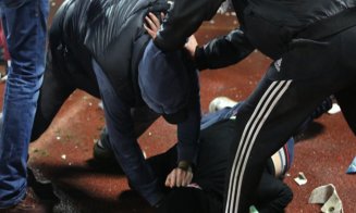 Atac mascat între suporteri într-un local din centrul Clujului. Un tânăr a fost lovit în cap pentru două fulare