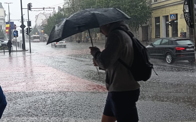 Ploaie cu bulbuci peste Cluj-Napoca: pietonii și umbrelele în acțiune