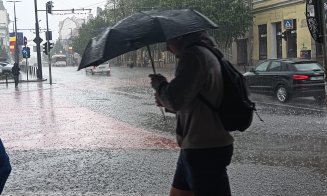 Ploaie cu bulbuci peste Cluj-Napoca: pietonii și umbrelele în acțiune