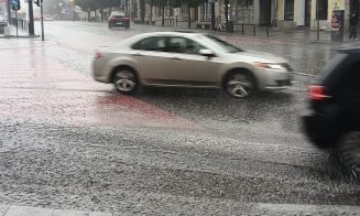 Ploaie cu bulbuci peste Cluj-Napoca: pietonii și umbrelele în acțiune