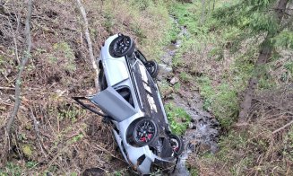 Accident grav la Muntele Băișorii: mașină răsturnată într-o vale. Doi tineri răniți, transportați la spital