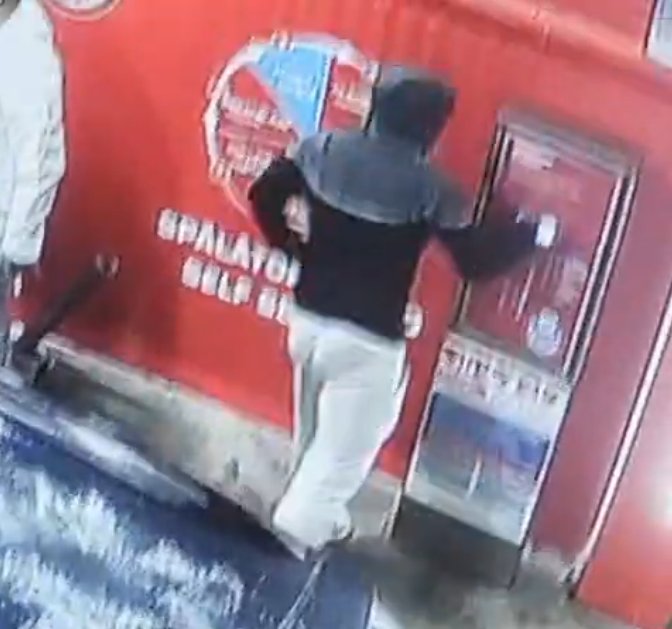 Vandalism ca în filme la o spălătorie auto self-service din Cluj! Și-au spălat mașina și au făcut prăpăd