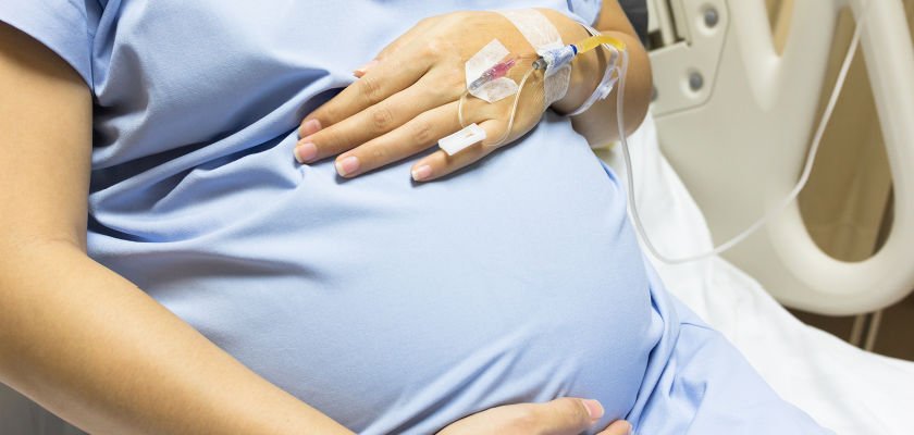 Schimbare majoră în maternități. Femeile vor avea dreptul la însoțitor în timpul travaliului și al nașterii