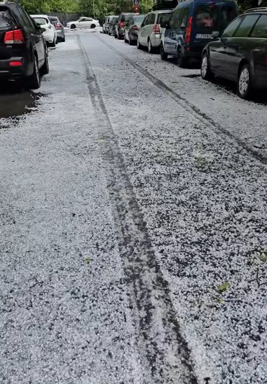 Imagini apocaliptice în Cluj! Străzile din Gherla au fost acoperite de un strat de gheață după un potop cu grindină