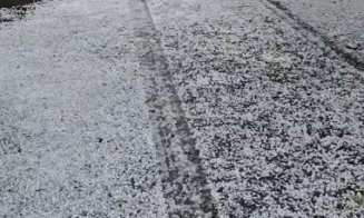 Imagini apocaliptice în Cluj! Străzile din Gherla au fost acoperite de un strat de gheață după un potop cu grindină