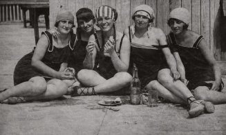Fete în fața bufetului din cadrul Ștrandului Orașului din Cluj, anul 1925