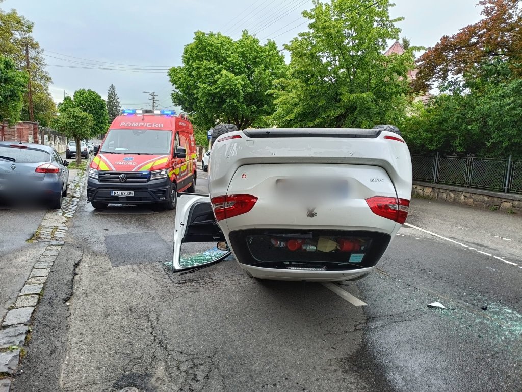 “Cascadorie” pe o stradă din Cluj-Napoca. Un autoturism a ajuns cu roțile în sus