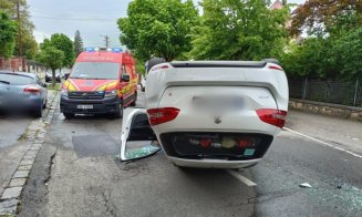 Șoferul care s-a răsturnat cu mașina pe strada Brașov din Cluj, reținut de polițiști. Avea o alcoolemie uriașă