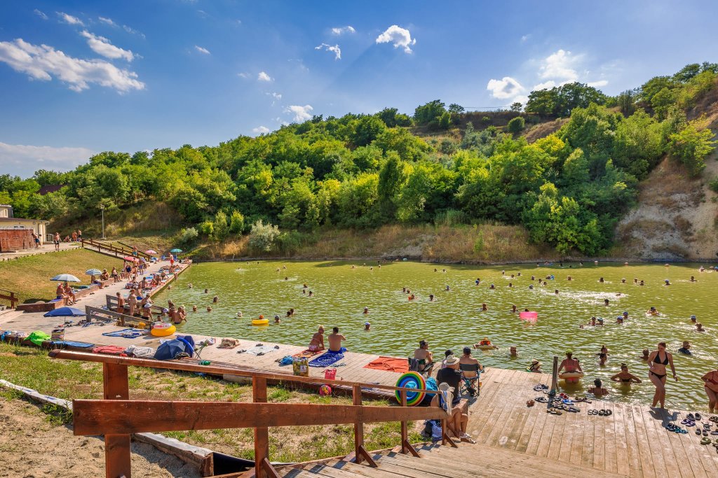 Se deschide sezonul la Băile Cojocna. Apa a trecut de 40°C în lacurile sărate