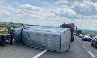 Dubă răsturantă pe autostrada A3, sensul de mers dinspre Turda spre Gilău