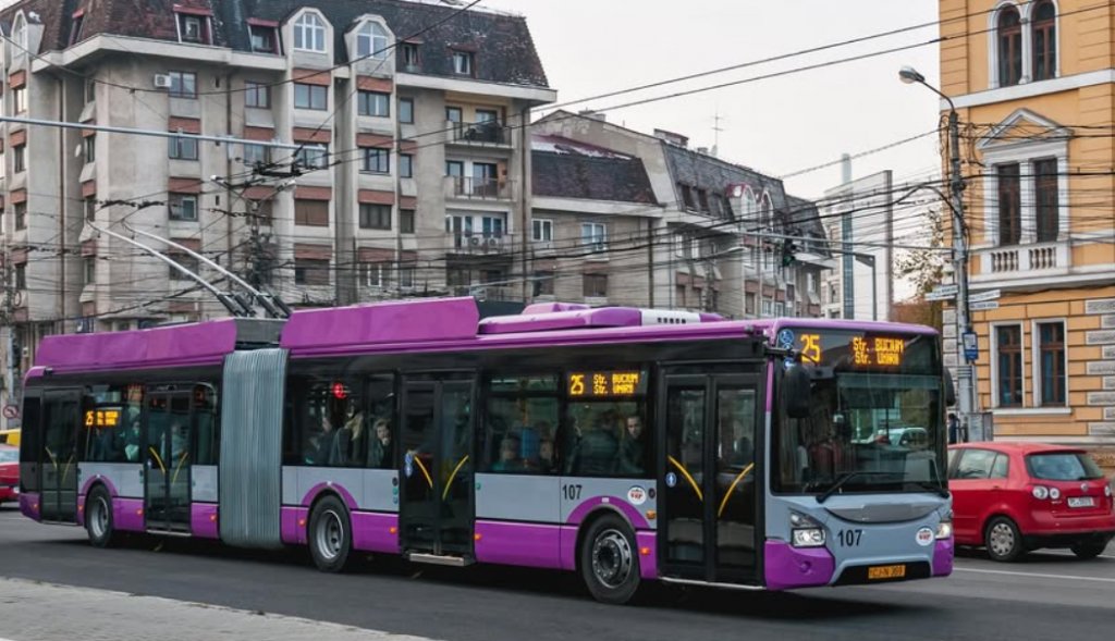Cum s-a produs accidentul din Piața Avram Iancu din Cluj: coliziune între un autoturism și un troleibuz. O persoană a ajuns la spital