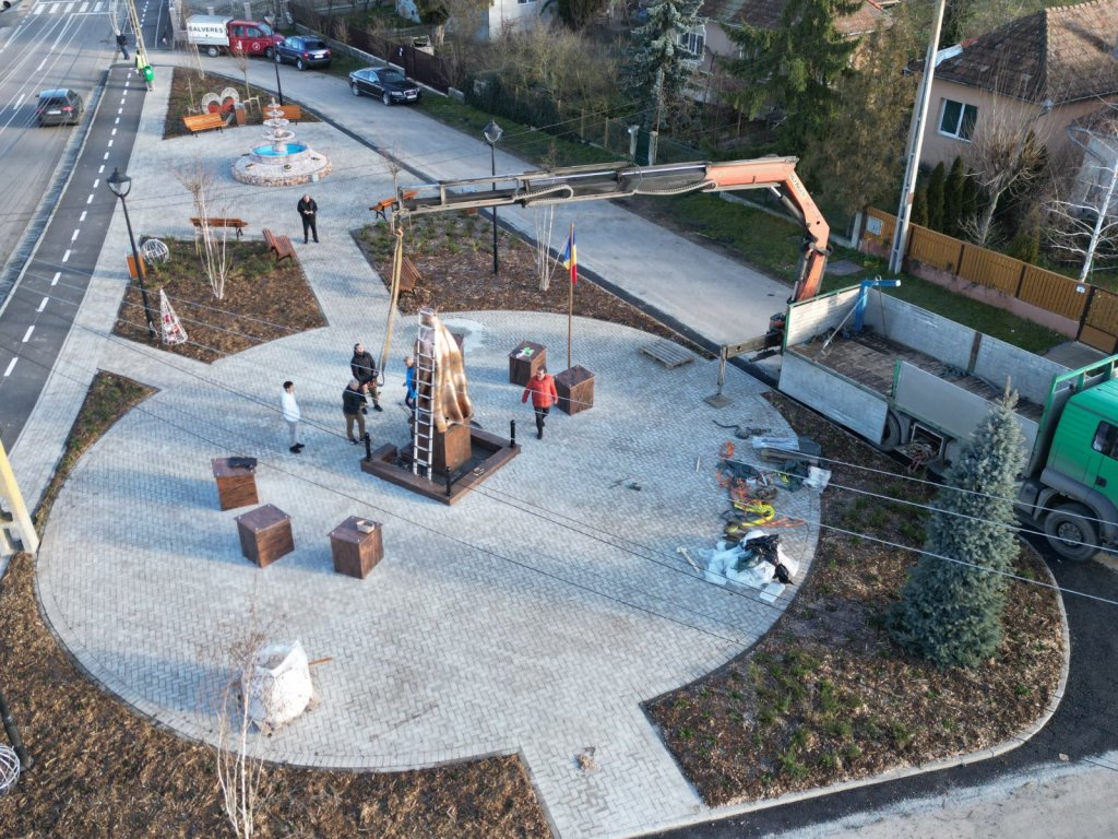 Jucu marchează un moment istoric: Inaugurarea statuii Reginei Maria aduce în comună invitați de rang înalt