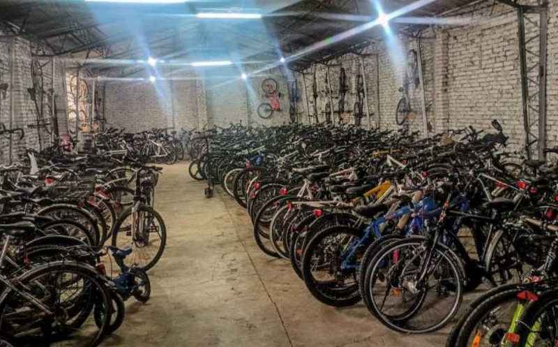 Descoperire uriașă în Cluj. ANAF a dat peste trei depozite clandestine cu sute de biciclete și trotinete electrice