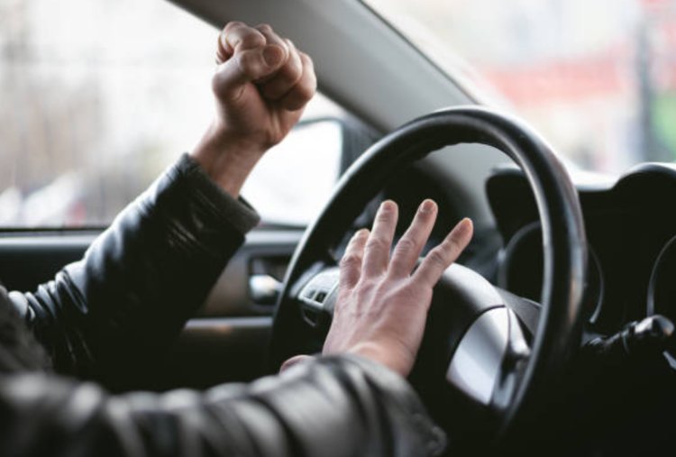 Comportament agresiv în trafic, taxat dur de polițiștii clujeni. Doi șoferi au fost amendați și lăsați fără permis
