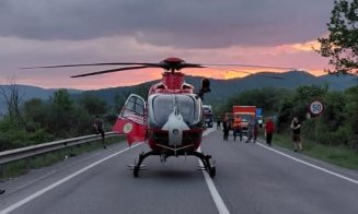 Accident GRAV pe un drum din Cluj: o femeie a fost descarcerată și transportată cu elicopterul SMURD