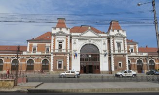 Scene șocante în gara din Cluj-Napoca. Un bărbat a atacat cu cârja și cuțitul un călător chiar în sala de așteptare