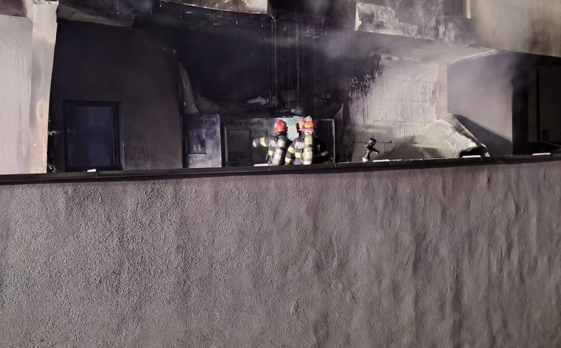 INCENDIU în Cluj-Napoca la parterul unui bloc plin de mașini Tesla / Locatarii au fugit în stradă