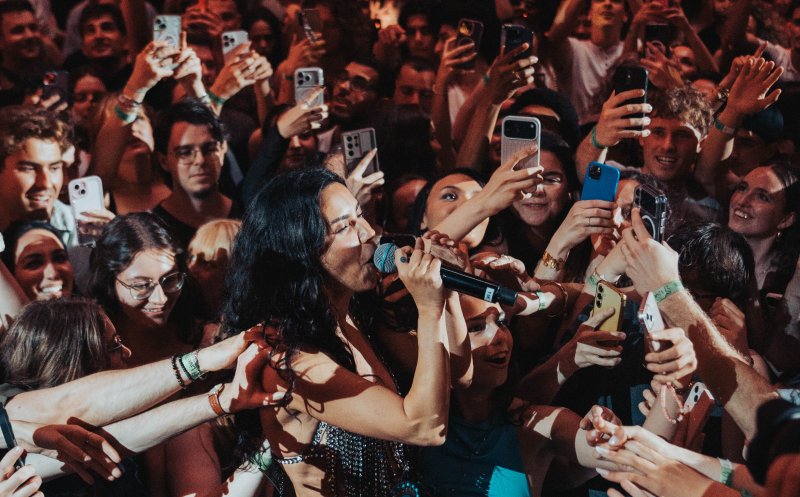INNA a filmat la Cluj-Napoca un videoclip cu 10.000 de oameni / Ești protagonist în clipul care reprezintă energia Clujului?