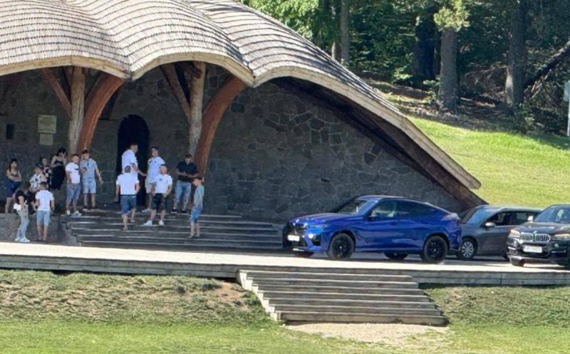 Dosar care vizează profanarea lăcaşurilor de cult, după ce trei şoferi au parcat maşinile lângă altarul amenajat pentru Rusaliile catolice