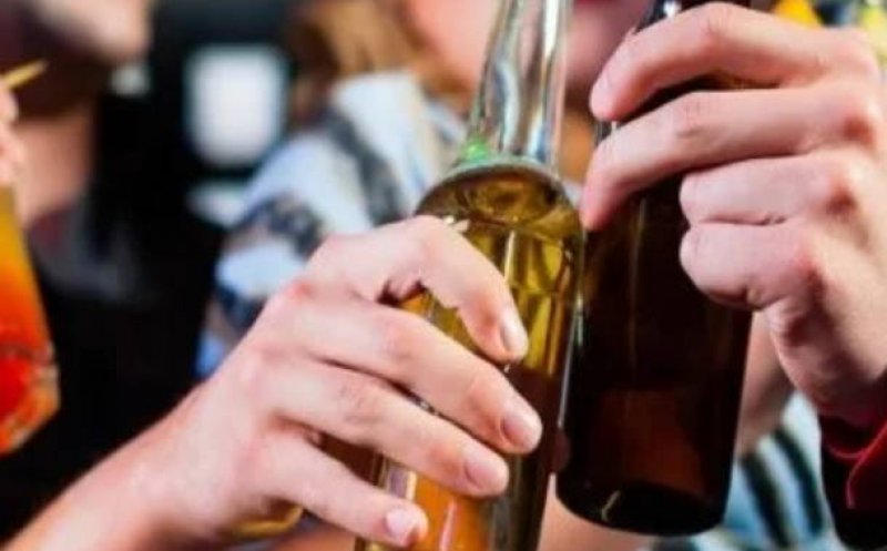 Consumul de alcool începe tot mai devreme! Aproape 50% dintre elevi au băut înainte de 13 ani/ Campanie INSP: „Fii tu însuți, fără filtre, fără alcool!”