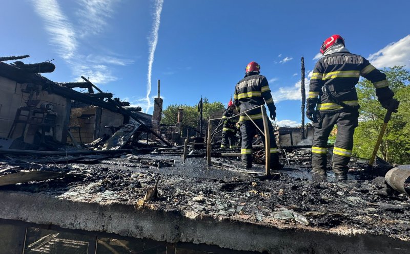 Incendiu puternic într-o localitate din Cluj. Pompierii intervin cu mai multe autospeciale