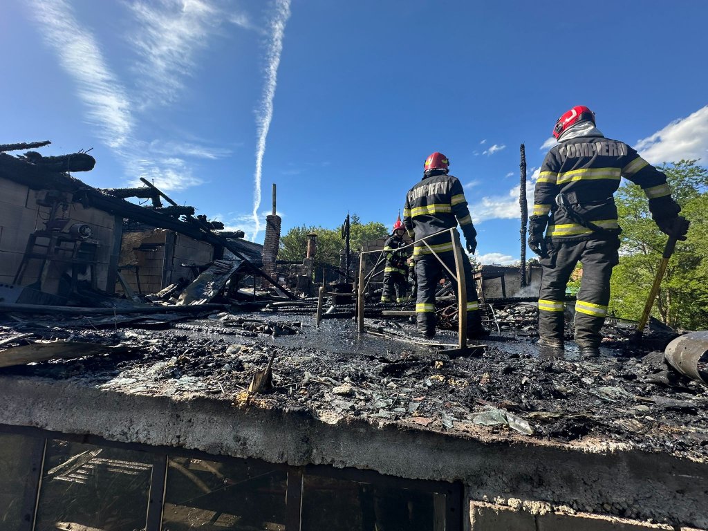 România lui ”merge și așa”: Cum și-au dat foc la gospodărie clujenii din Mera / Pompierii au stabilit cauza incendiului
